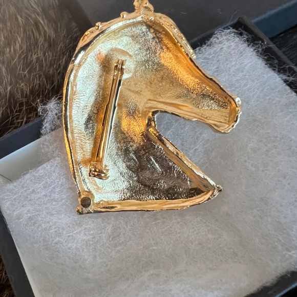 Horse Head Gold Tone Brooch - Picture 4 of 4